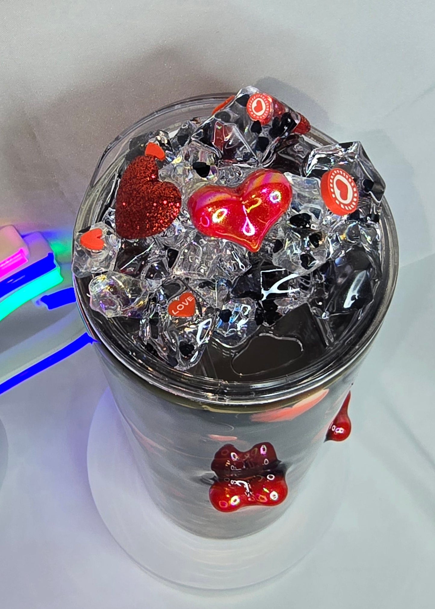 164- 20 oz tumbler red and black hearts with topper